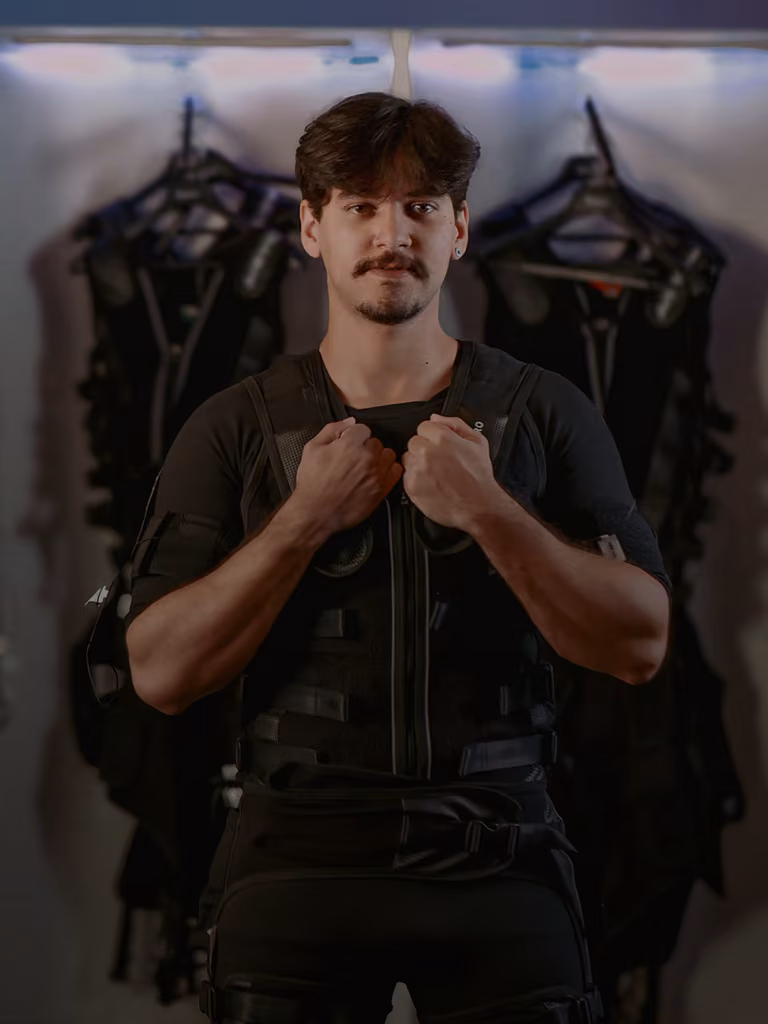 Aluno Tecfit com o colete de treino — Fortalecimento