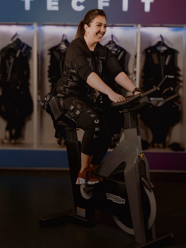 Aluna Tecfit treinando na bicicleta — Performance