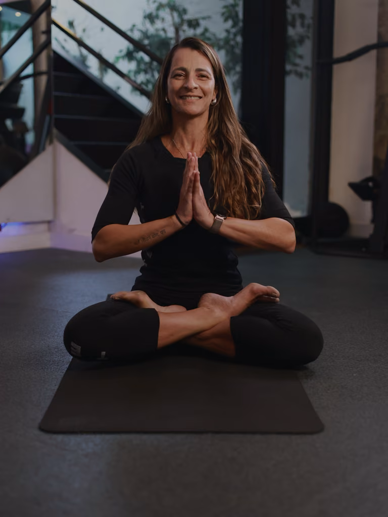 Aluna Tecfit sentada no tapete — Recovery